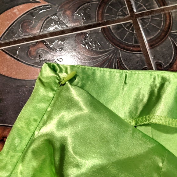 Bright lime green mini satin skirt with slit - Picture 5 of 5